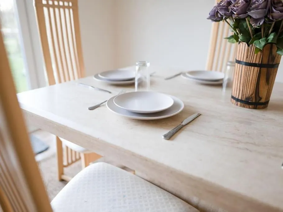 Charming Cottage Getaway In Altrincham 0*,
