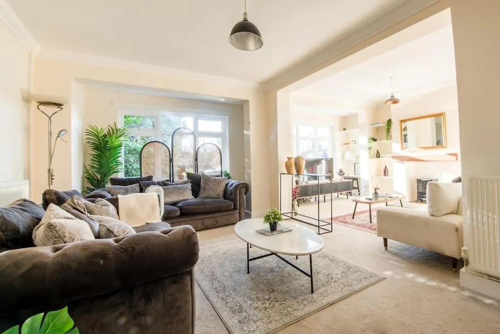 Charming Cottage Getaway In Altrincham