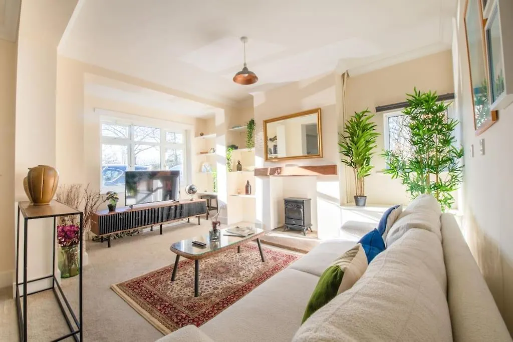 Charming Cottage Getaway In Altrincham