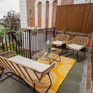 Well Presented 2 Bedroom With Great River Views Chester